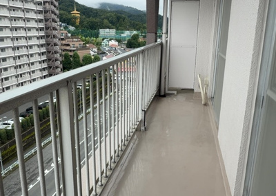 【バルコニー】 | 八王子サニーハイツ | バルコニーは、室外の専用スペースのうち、「屋根がなく開放された空間」であるものを指します。ベランダより広いタイプのものが多く、日当たりもよいため家庭菜園などを楽しみたい人にとって適した環境となります。