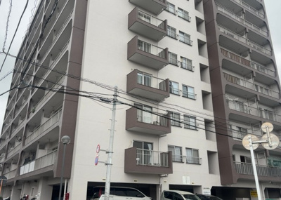 【現況写真】 | 八王子サニーハイツ | 外観はマンション管理がされているかの目安になります。築年数が古いと、壁面は劣化してひび割れが生じることも！建物が古びていても細かいところが修繕されていると、きちんと管理されているなぁと感じるでしょう。