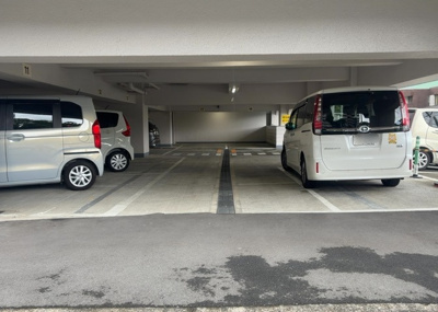 【駐車場】 | 八王子サニーハイツ | 駐車場と明記されていても、最小スペースでつくられた駐車場だと大型車は駐車できなかったり、出入りしにくくなったりする可能性があります。お車のサイズと購入したい物件の駐車場のサイズを現地で確認しましょう。