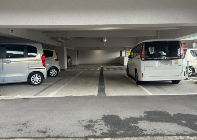 【駐車場】 | 八王子サニーハイツ | 駐車場と明記されていても、最小スペースでつくられた駐車場だと大型車は駐車できなかったり、出入りしにくくなったりする可能性があります。お車のサイズと購入したい物件の駐車場のサイズを現地で確認しましょう。