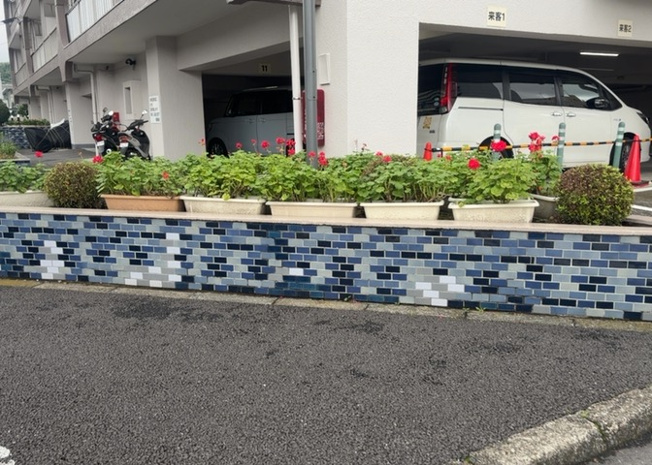【庭】 | 八王子サニーハイツ | 物件によっては、入居者が個人的に使用できる専用庭がついているものもあります。また、住宅の中にある土間の部分を庭と呼ぶこともあります。庭の用途は住む人によって変わり、それによってデザインもさまざまです。