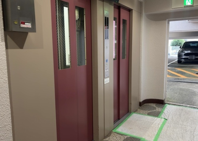 【その他共用部分】 | 八王子サニーハイツ | 共有部分は、住民なら誰もが使える設備のこと。例えば駐車場やエレベーター、インターネット設備、セキュリティ設備などがあります。他にも、マンションの廊下・外部階段やエントランス・ゴミ置き場などがあります。