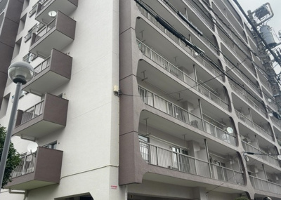 【構造・工法・仕様】 | 八王子サニーハイツ | ＲＣ造、Reinforced Concreteは直訳すると補強されたコンクリートです。主に柱や梁・床・壁が鉄筋とコンクリートで構成おり、鉄筋を組んだ型枠にコンクリートを流し込んで固めたものを指します。