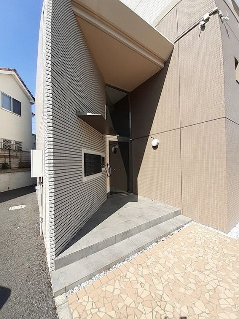 藤沢市高倉の賃貸マンションのエントランス