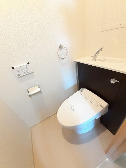 藤沢市高倉の賃貸マンションのトイレ