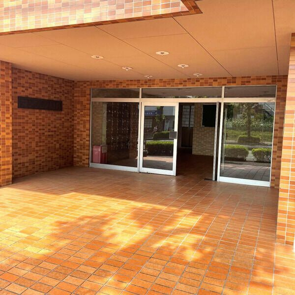 多摩市馬引沢２丁目の賃貸マンションのエントランス