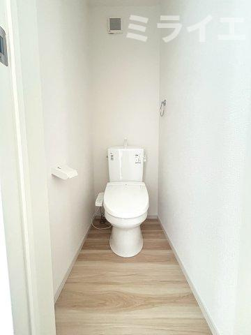 【新築戸建】札幌市白石区北郷3条14丁目2棟のトイレ|1階・2階に温水洗浄便座を設置。
同仕様物件