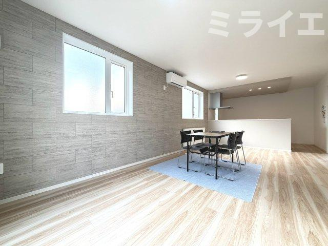【新築戸建】札幌市白石区北郷3条14丁目2棟の居間・リビング|【仲介手数料無料】【同仕様物件が内覧可能】です。
