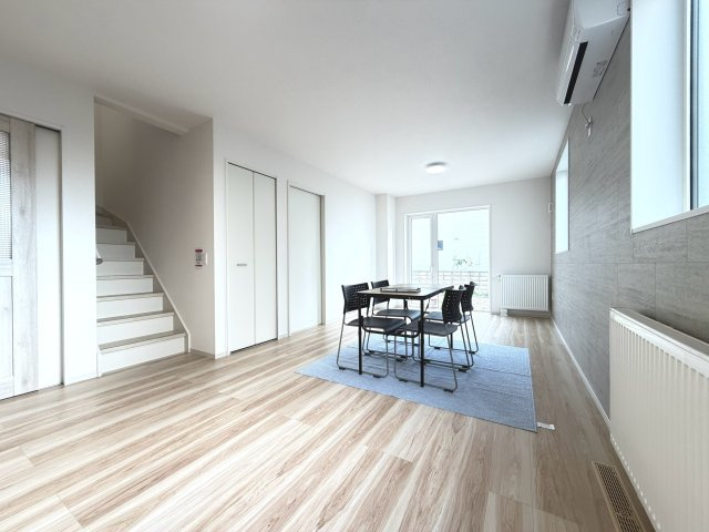 【新築戸建】札幌市白石区北郷3条14丁目2棟の居間・リビング|リビングが見渡せる対面キッチンを採用。