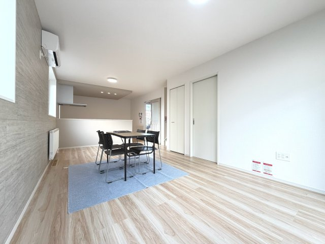 【新築戸建】札幌市白石区北郷3条14丁目2棟の居間・リビング|リビングが見渡せる対面キッチンを採用。