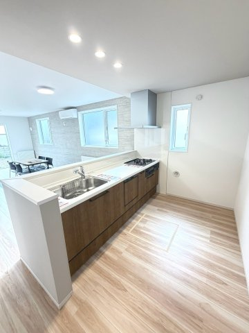 【新築戸建】札幌市白石区北郷3条14丁目2棟のキッチン|広々システムキッチンは、シンク・調理部分だけではなく、小物から大きな調理器具まで収納でき、出し入れもスムーズな収納充実プランを採用。床下収納あり。食洗器付！