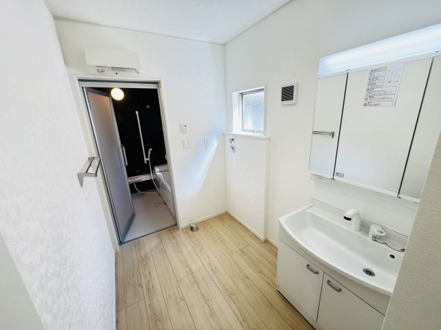 新築　前橋市稲荷新田町第3　クレイドルガーデン　1号棟の独立洗面台|　シャワー付きの洗面台は忙しい朝でも身支度を整えるのにとても便利◎							
