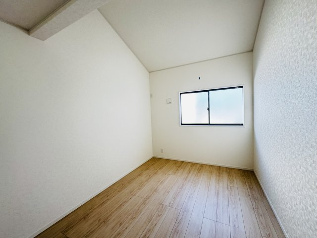新築　前橋市稲荷新田町第3　クレイドルガーデン　1号棟の洋室|　日当たりと風通しの良い二面採光♪						
					
					
