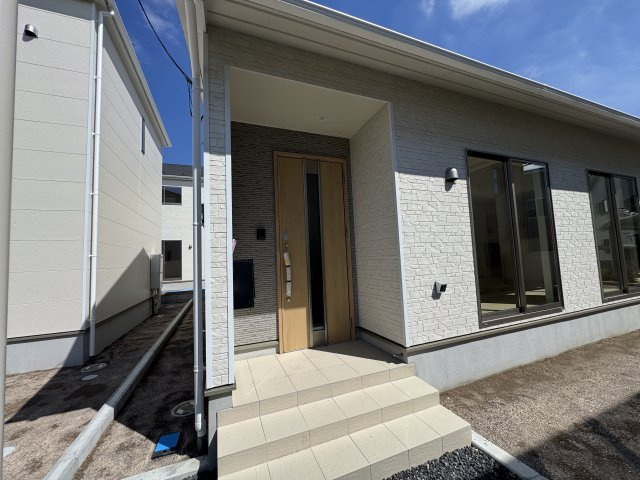 新築　前橋市稲荷新田町第3　クレイドルガーデン　1号棟の玄関|　ポストと一体型のTVモニターホンでセキュリティ安心！
