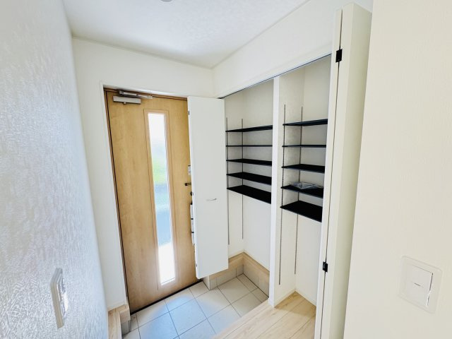 新築　前橋市稲荷新田町第3　クレイドルガーデン　1号棟の玄関|　約３０足収納できる下駄箱は中で段の高さを調節できるのでブーツ等もきっちりしまえます！
