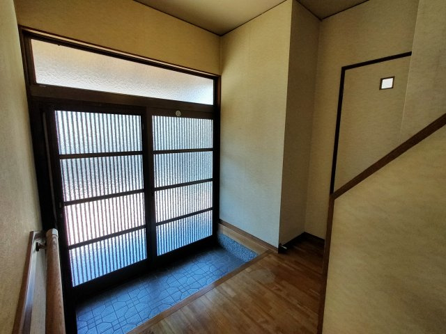 愛宕町戸建の玄関