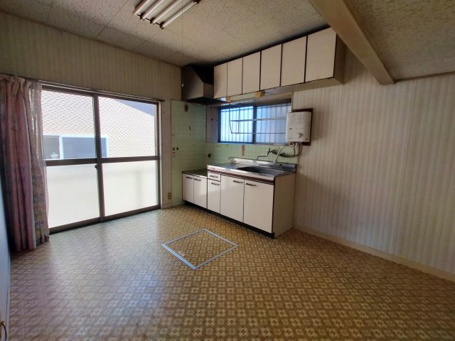 愛宕町戸建の居間・リビング