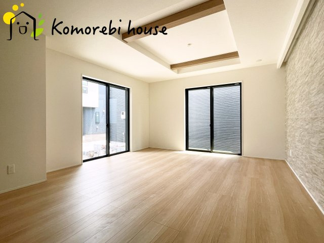 上尾市平方　3期　新築一戸建て　グラファーレ　04の居間・リビング|26.8.7　撮影済み
