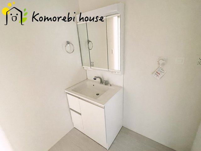 上尾市平方　3期　新築一戸建て　グラファーレ　04の独立洗面台|26.8.7　撮影済み