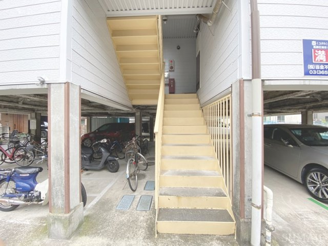 泰ハイツのエントランス|階段です☆