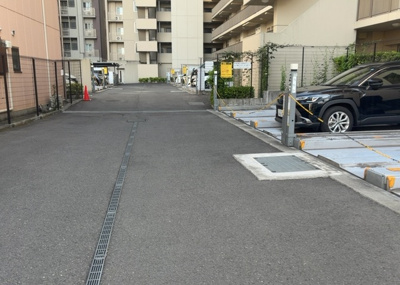 【駐車場】 | ミッドプレイス八王子 | 車一台あたりに必要なスペースは、標準サイズの普通自動車で横幅2m50cm、長さ5mは必要になります。ただし、乗降のことも考慮して横幅3m30cm、長さ5m50cmほどは確保できるところを選びましょう。