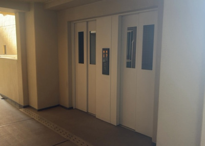 【その他共用部分】 | ミッドプレイス八王子 | 共有部分は、住民なら誰もが使える設備のこと。例えば駐車場やエレベーター、インターネット設備、セキュリティ設備などがあります。他にも、マンションの廊下・外部階段やエントランス・ゴミ置き場などがあります。
