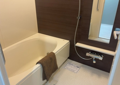 【浴室】 | ミッドプレイス八王子 | 入浴時の快適さも大事なことですが、綺麗な状態を維持できなければ気持ちよく入浴できません。毎日の掃除が楽という点は大事なポイントになります！カビが生えにくく掃除がしやすい、壁や浴槽を選ぶといいでしょう。