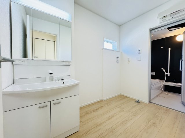 新築　前橋市稲荷新田町第3　クレイドルガーデン　3号棟の独立洗面台|　シャワー付きの洗面台は忙しい朝でも身支度を整えるのにとても便利◎							
