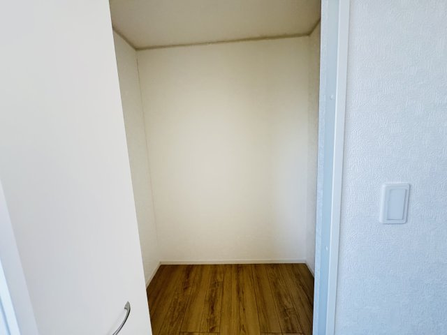 新築　前橋市稲荷新田町第3　クレイドルガーデン　3号棟の収納|　　主寝室の大型のウォークインクローゼットは収納ラクラク、お部屋スッキリ♪							

