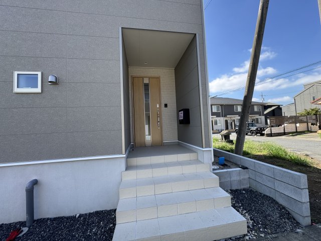 新築　前橋市稲荷新田町第3　クレイドルガーデン　3号棟の玄関|　ポストと一体型のTVモニターホンでセキュリティ安心！
