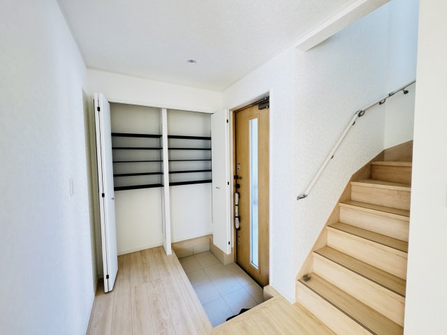 新築　前橋市稲荷新田町第3　クレイドルガーデン　3号棟の玄関|　約３０足収納できる下駄箱は中で段の高さを調節できるのでブーツ等もきっちりしまえます！
