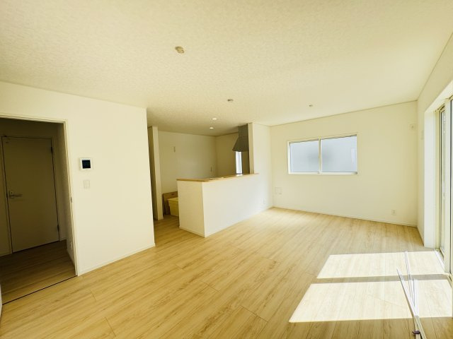新築　前橋市稲荷新田町第3　クレイドルガーデン　3号棟の居間・リビング|　　家族の会話が弾む対面キッチン。お子様の様子も確認できて安心ですね。

