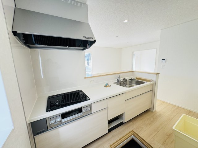 新築　前橋市稲荷新田町第3　クレイドルガーデン　3号棟のキッチン|　間口2550ｍｍで作業スペースも広々！換気扇も汚れが付きにくくお掃除がし易い設計です。
