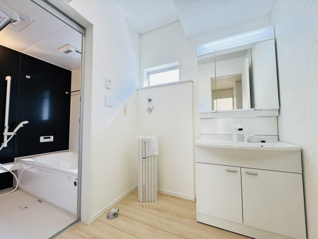新築　前橋市稲荷新田町第3　クレイドルガーデン　4号棟の独立洗面台|　シャワー付きの洗面台は忙しい朝でも身支度を整えるのにとても便利◎							
