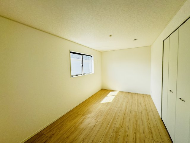 新築　前橋市稲荷新田町第3　クレイドルガーデン　4号棟の洋室|　日当たりと風通しの良い二面採光♪						
					
					
				
					
			
					
					

