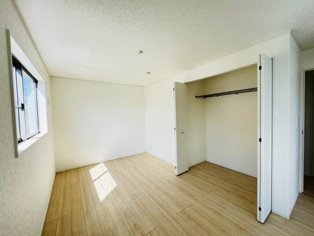 新築　前橋市稲荷新田町第3　クレイドルガーデン　4号棟の収納|　それぞれのお部屋に収納スペースがあるのでお片付け上手で室内もスッキリ♪
				


