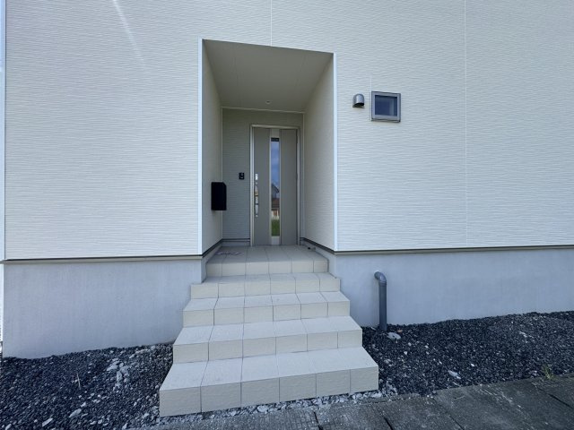 新築　前橋市稲荷新田町第3　クレイドルガーデン　4号棟の玄関|　ポストと一体型のTVモニターホンでセキュリティ安心！
