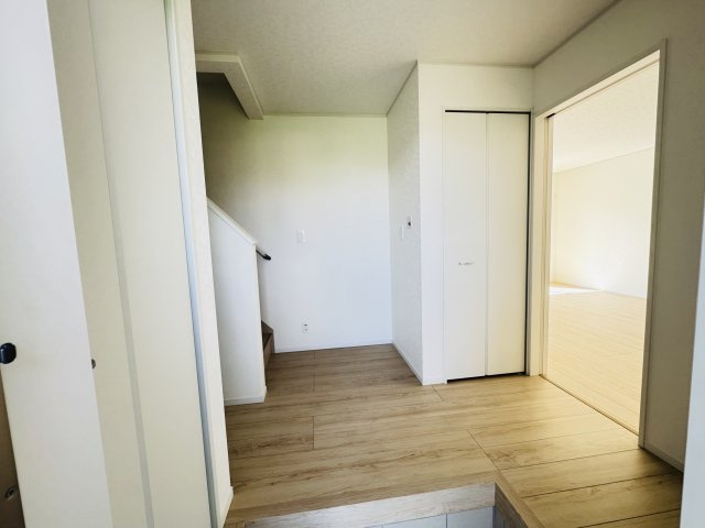 新築　前橋市稲荷新田町第3　クレイドルガーデン　4号棟の玄関|　約３０足収納できる下駄箱は中で段の高さを調節できるのでブーツ等もきっちりしまえます！

