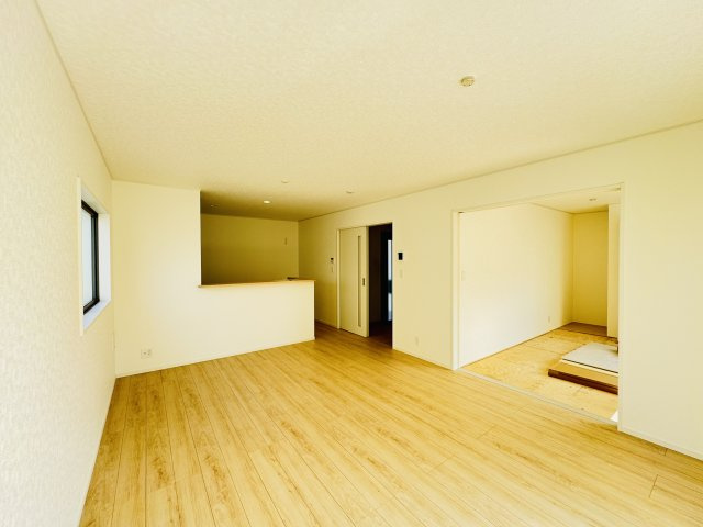 新築　前橋市稲荷新田町第3　クレイドルガーデン　4号棟の居間・リビング|　　家族の会話が弾む対面キッチン。お子様の様子も確認できて安心ですね。

