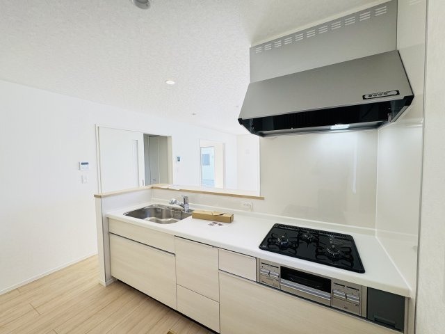 新築　前橋市稲荷新田町第3　クレイドルガーデン　4号棟のキッチン|　間口2550ｍｍで作業スペースも広々！換気扇も汚れが付きにくくお掃除がし易い設計です。
