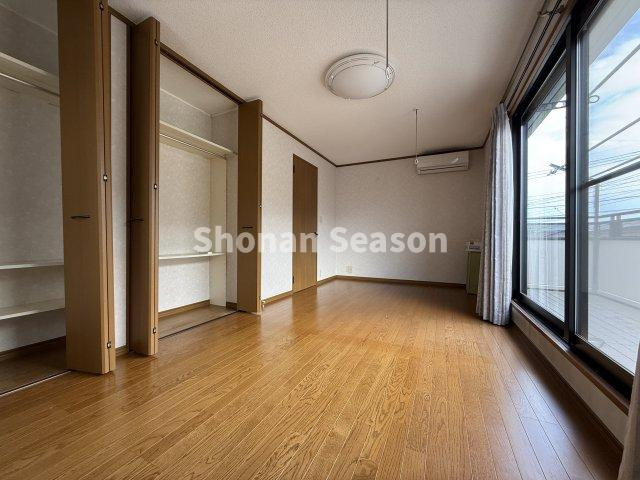 【洋室】 | 木の温もりを感じられるフローリングは、お手入れ簡単◎
全居室収納で、各部屋に荷物がすっきり片付きます！