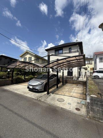 【外観】 | ６SLDKとゆとりのある間取りで、二世帯住宅にも◎　　　　　　　　
大切なお車を雨や汚れから守ってくれるカーポート付き駐車場☆