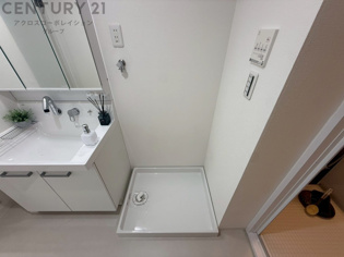 洗濯物の仕分け作業がしやすく、整理整頓が容易になります。洗濯音や湿気を他の部屋に持ち込まず、生活環境を快適に保ちます。上部を活用すれば収納スペースを確保でき洗剤や洗濯用品の整理もしやすくなります。