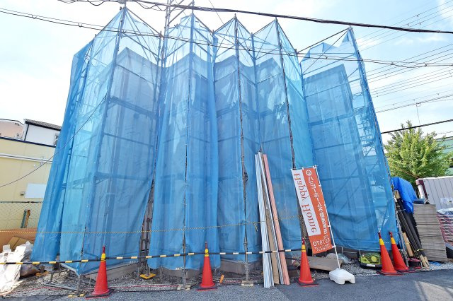 リーブルガーデン大庄西町3丁目新築一戸建て│3LDK+駐車1台可の外観|南側から撮影した写真です。歩道幅員も3.3ｍ、前面道路幅員8ｍもあり開放的な空間になっています。