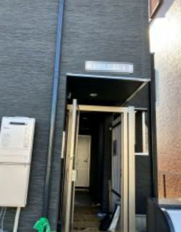 西東京市西原町１丁目のアパートのエントランス