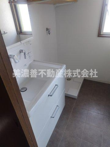 ６６８４９　羽島市竹鼻町狐穴中古戸建ての独立洗面台
