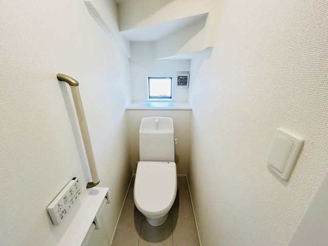 新築　前橋市上新田町　Heartful　Town　A号棟のトイレ|現地写真　節水タイプのウォシュレット付きトイレ、水道料節約に一役買います！
