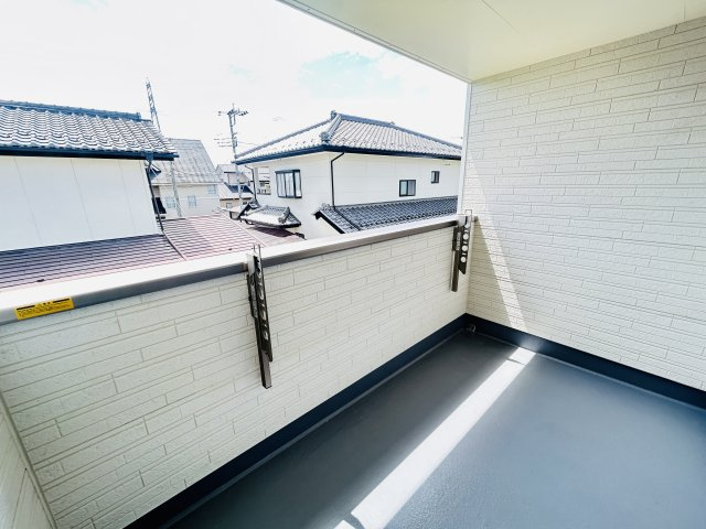 新築　前橋市上新田町　Heartful　Town　A号棟のバルコニー|現地写真　インナーバルコニーで少しの雨なら濡れずにすみます。天気が怪しいけど…という悩みも解消ですね!									


