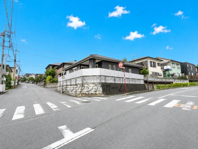 入間市新久　中古一戸建　～タマホーム施工・平屋創り～の前面道路含む現地写真