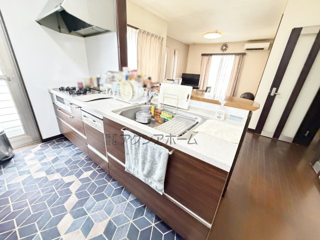 入間市新久　中古一戸建　～タマホーム施工・平屋創り～のキッチン|リビングが見渡せる対面式キッチン